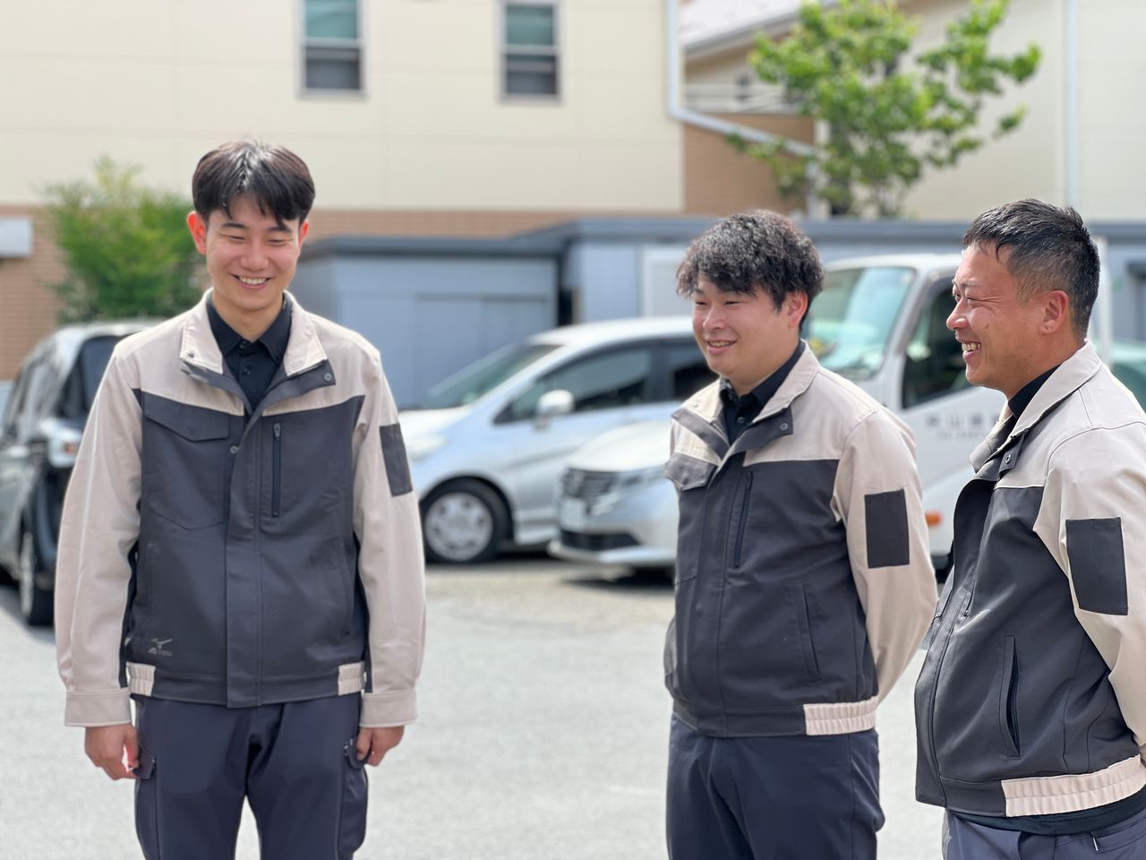 先輩社員と若手社員が資格取得について相談する様子