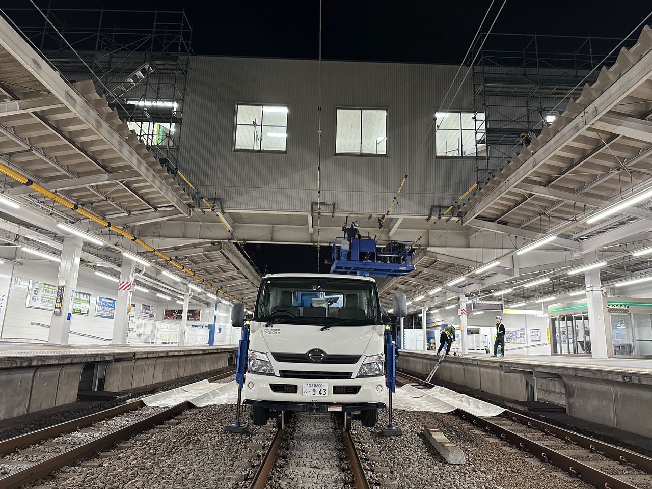 駅構内の工事車両と作業現場