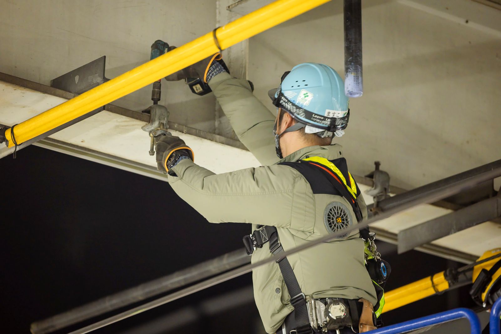 駅構内で設備を施工する社員