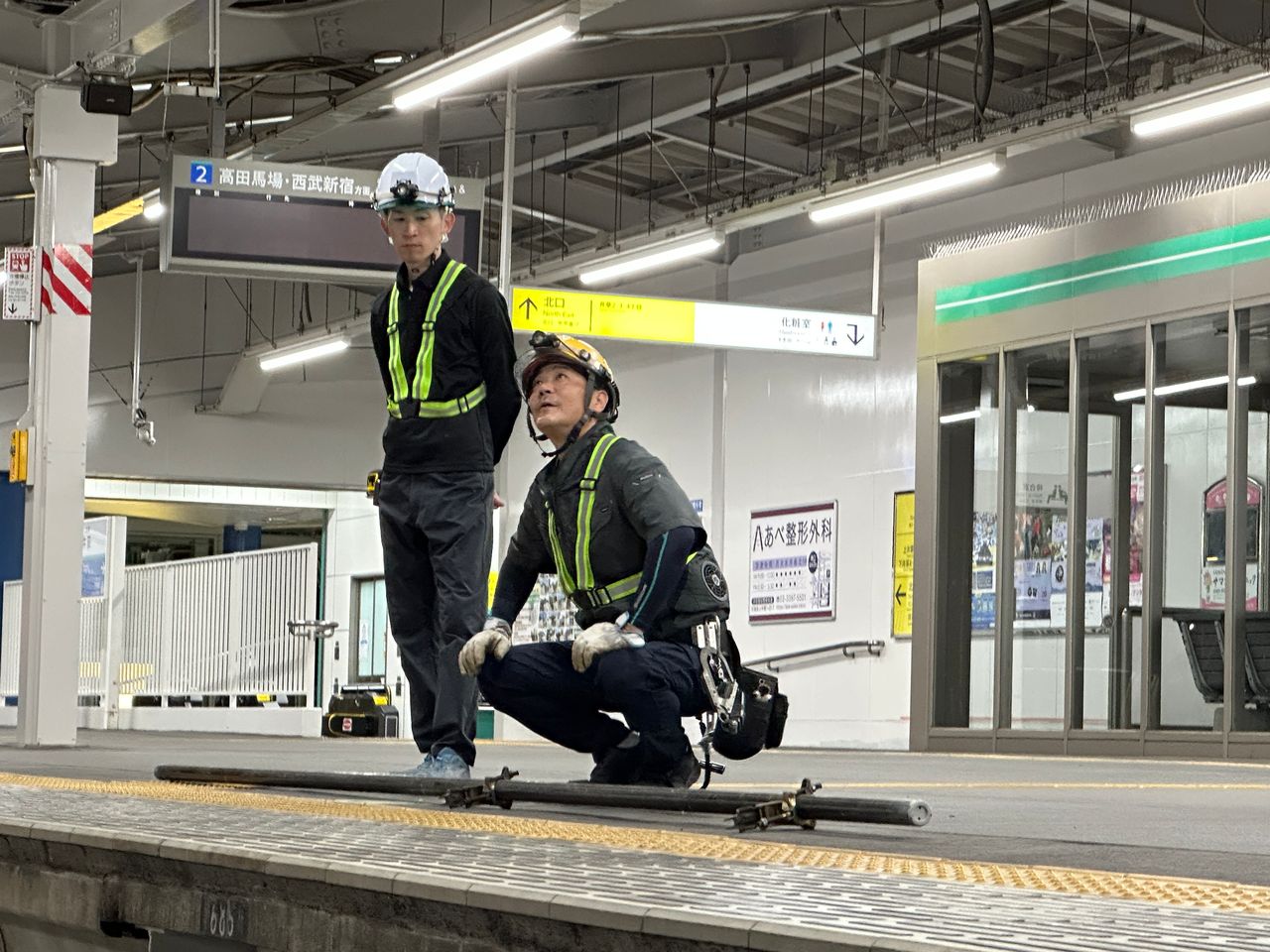 駅構内で作業する社員