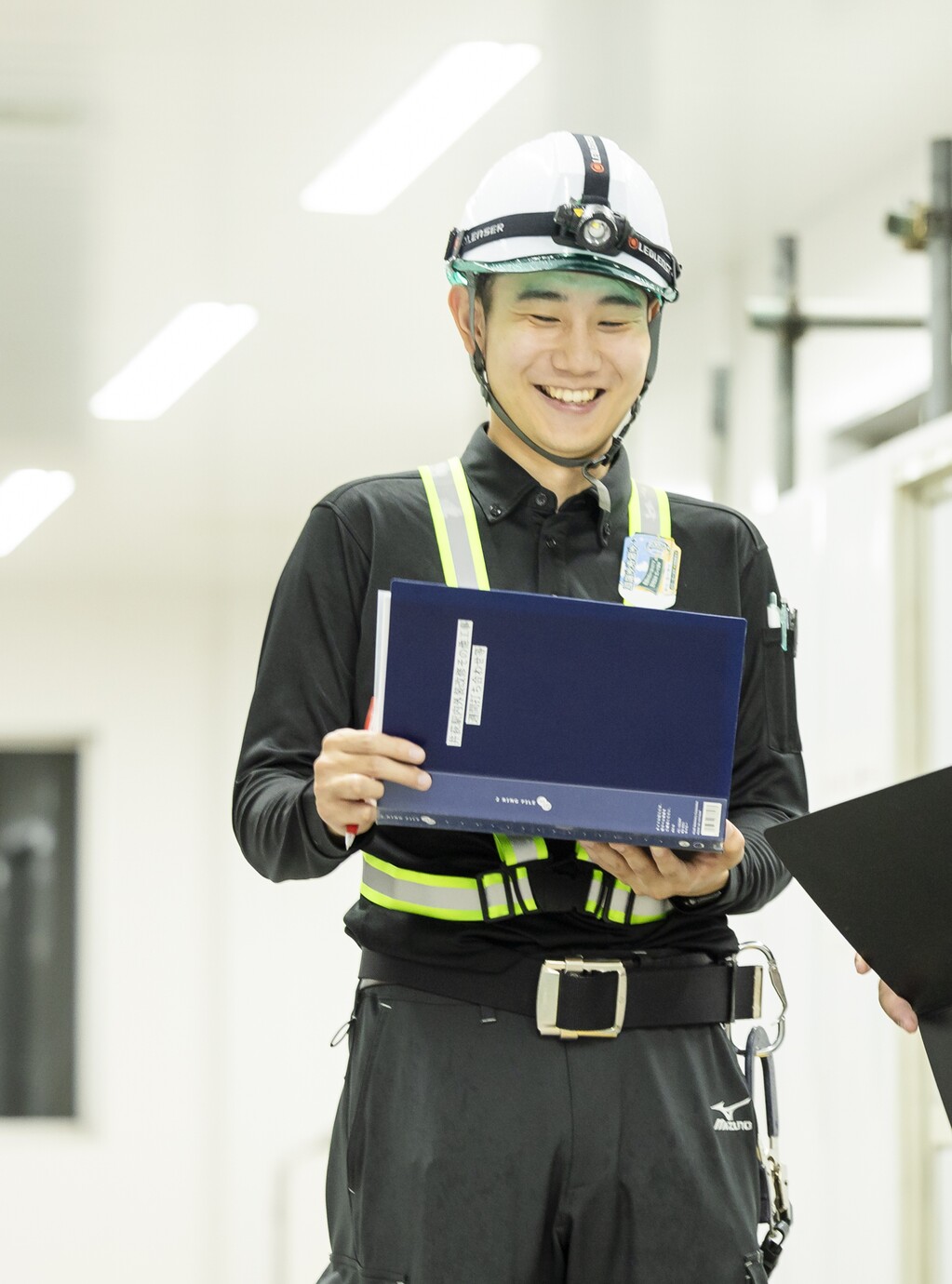 現場で資料を確認する若手社員