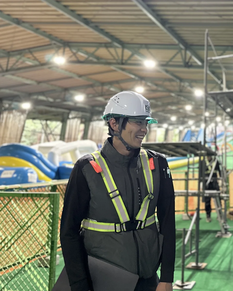 現場でヘルメットを着用するHさん