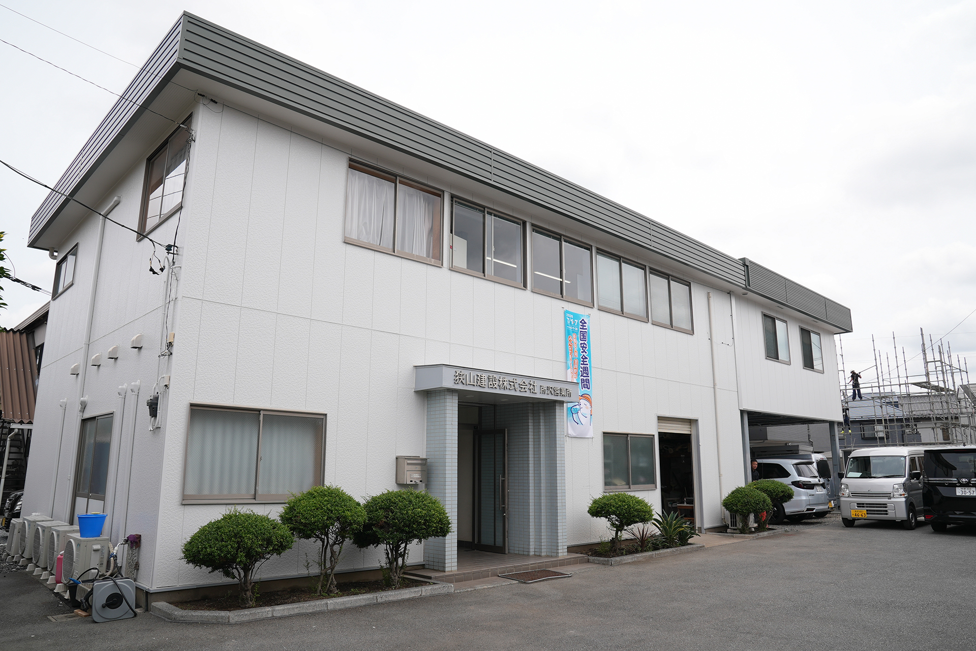 夜間の駅構内で働く狭山建設の社員