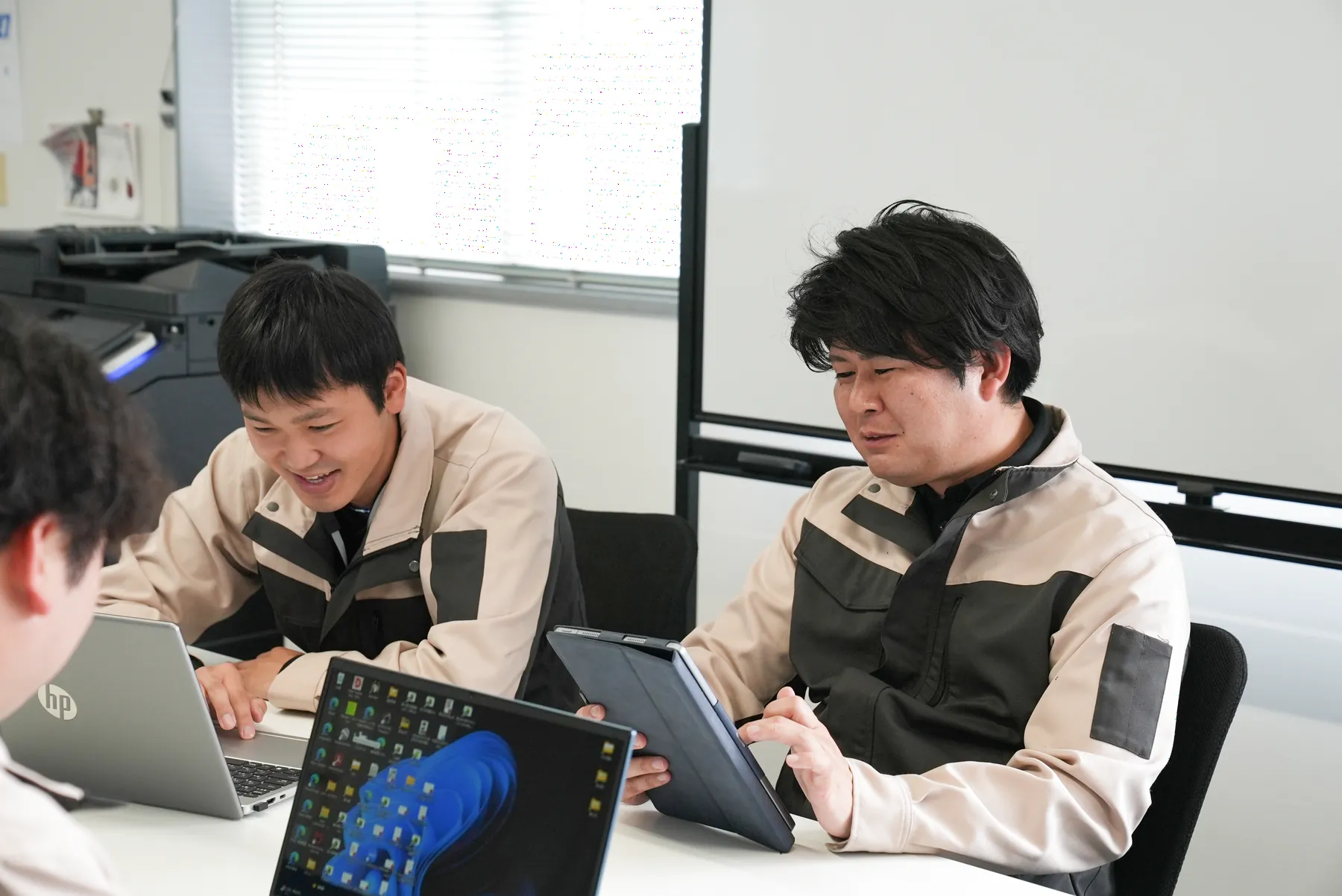 タブレットで工程を確認する施工管理のS