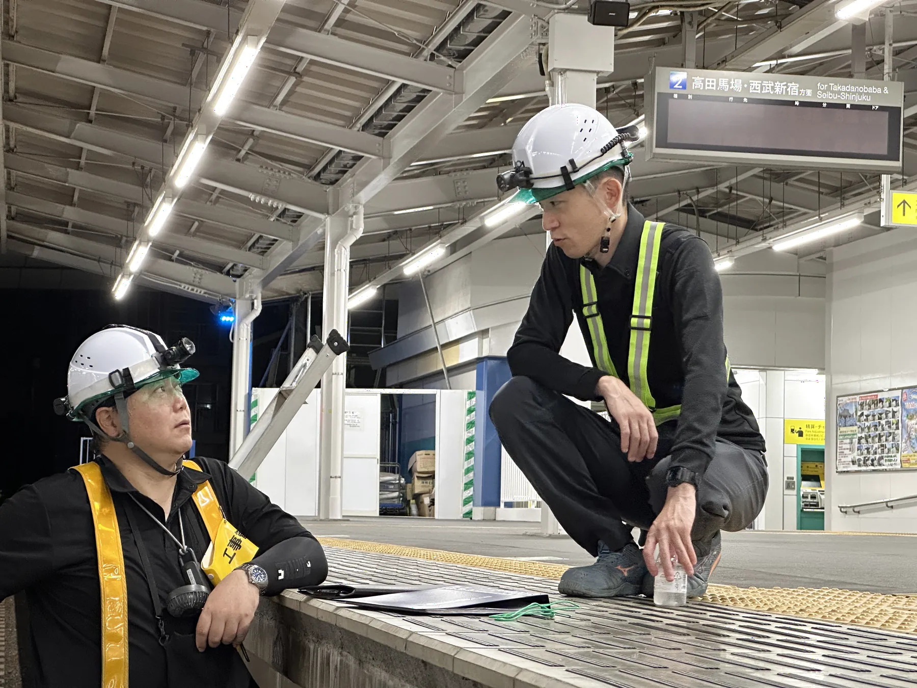 駅構内の現場を確認する施工管理のS