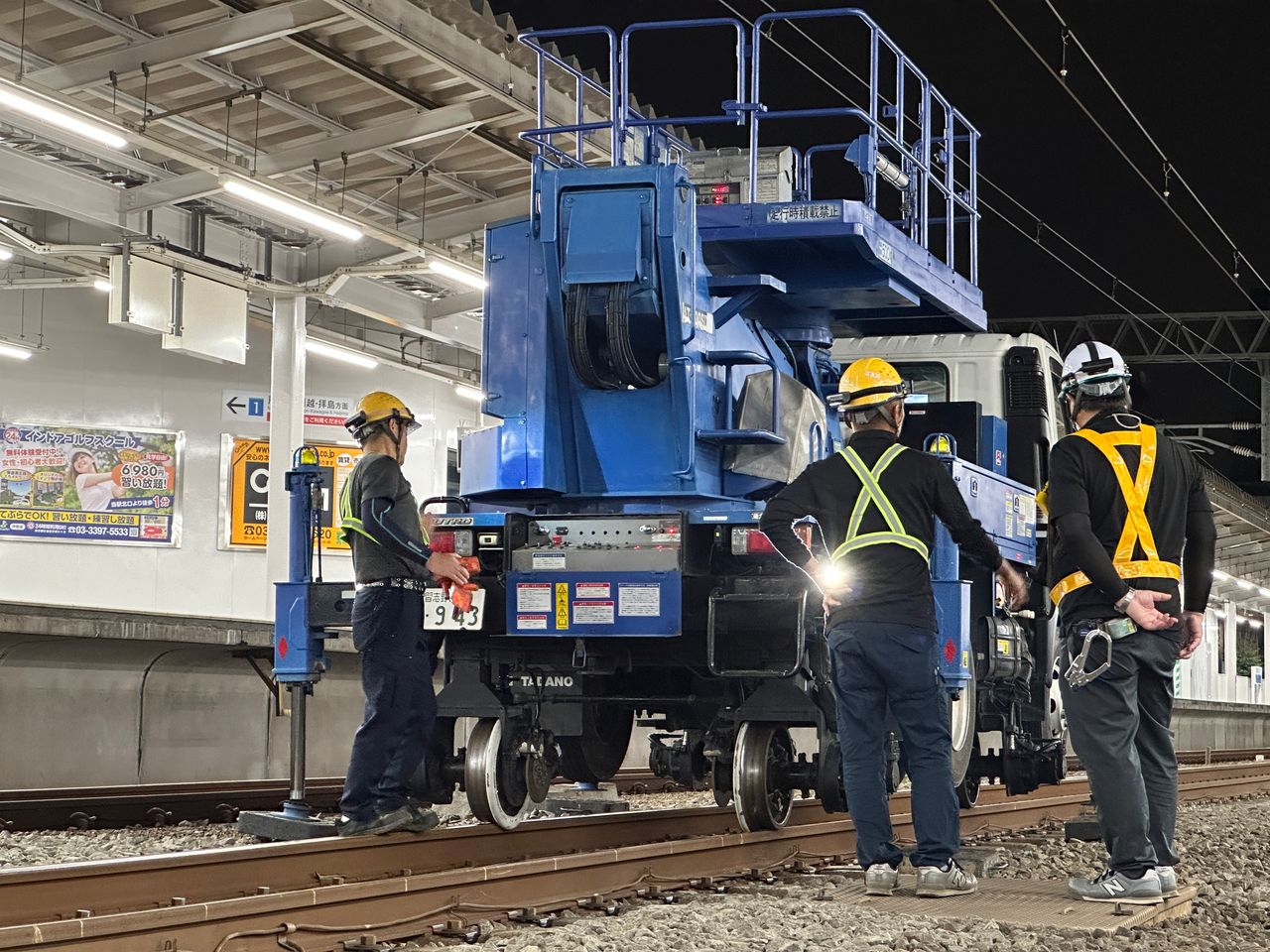駅ホームで軌道工事を行う作業員