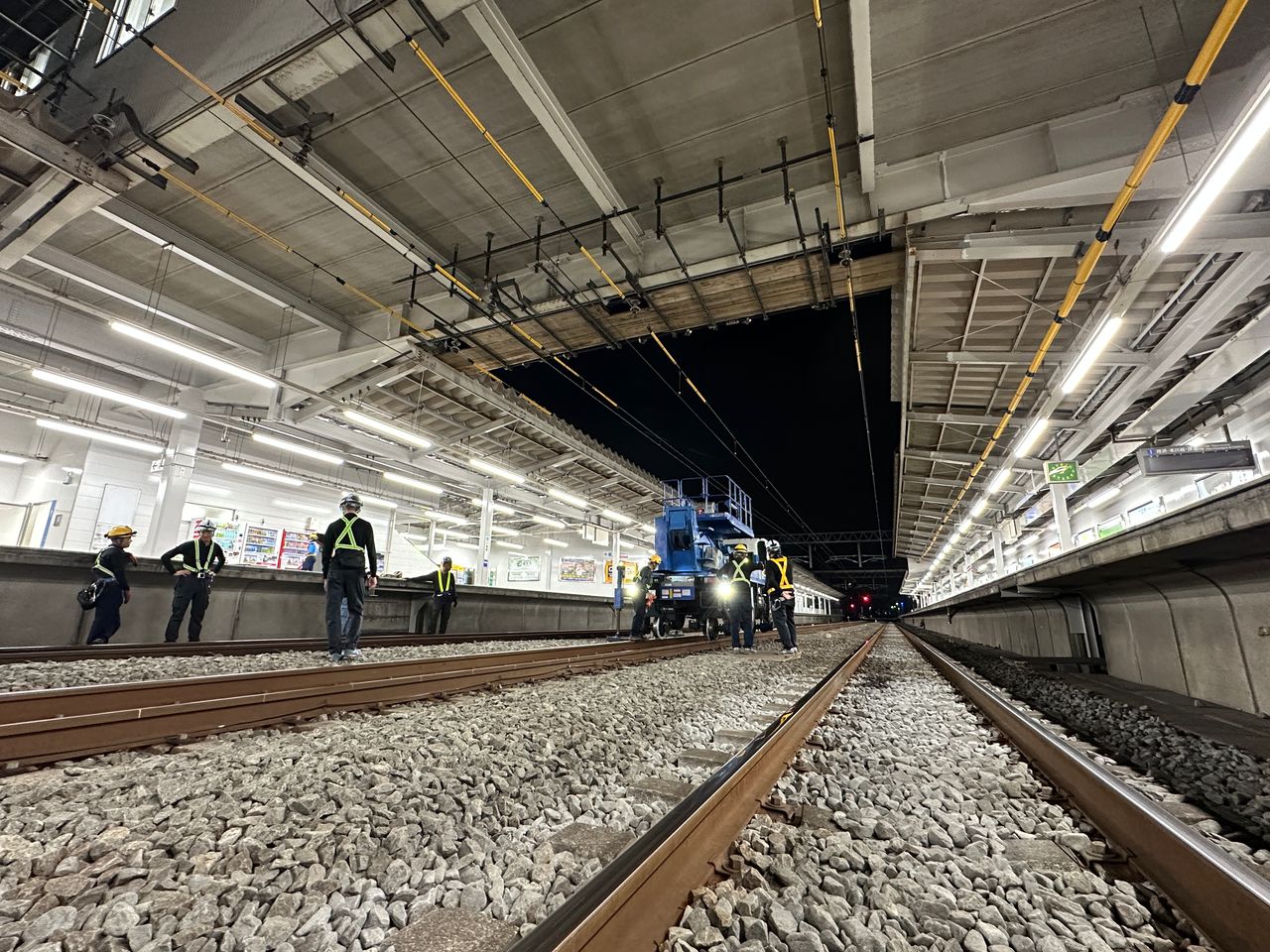 夜間の駅構内で進む鉄道工事