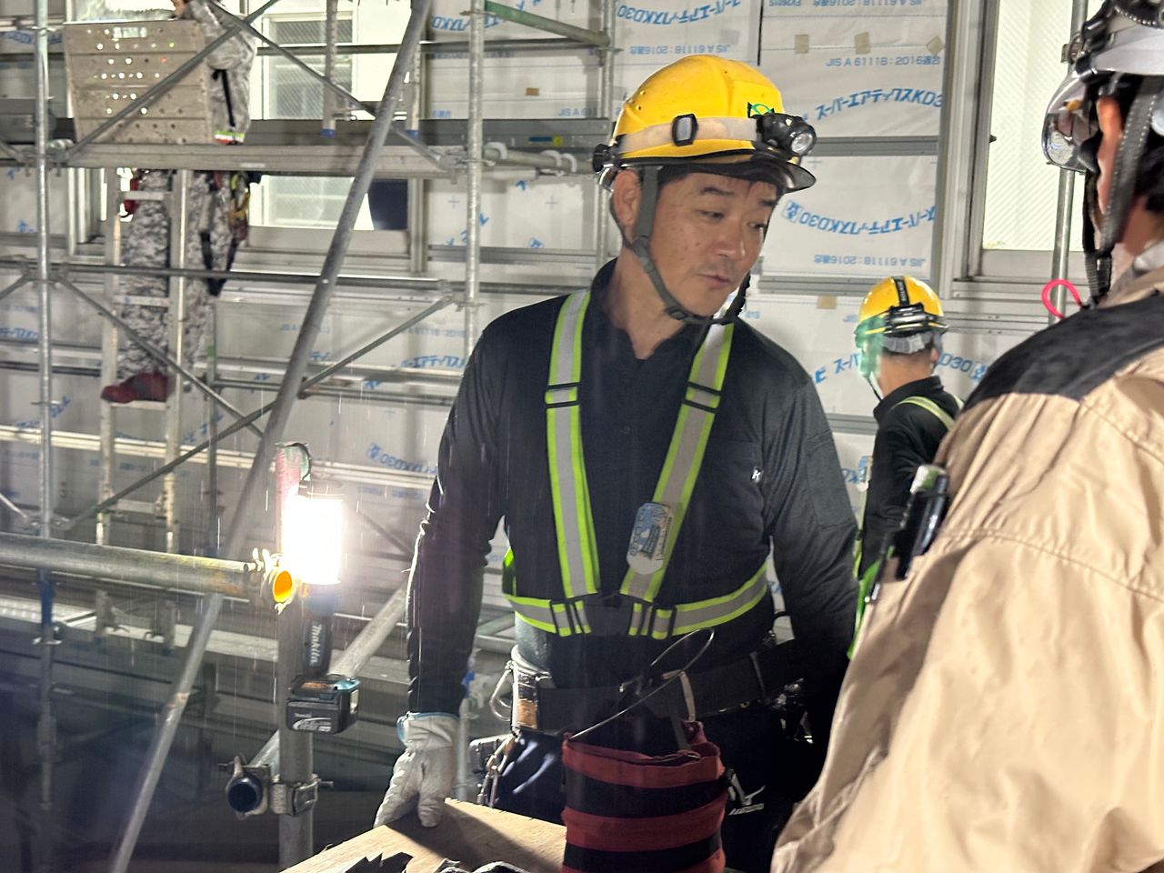 駅施設内で打ち合わせを行う作業員