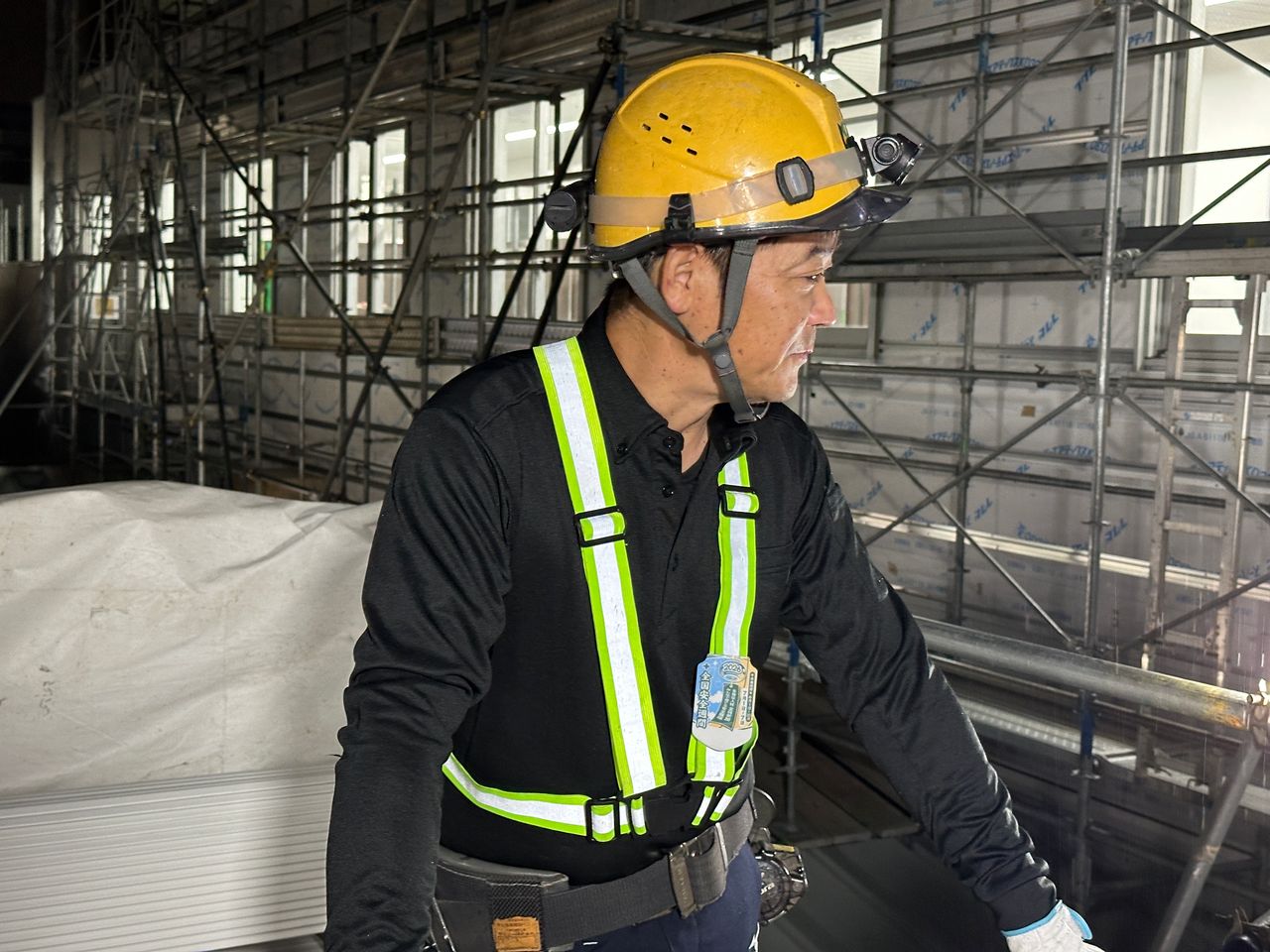 工事現場で作業する施工管理スタッフ