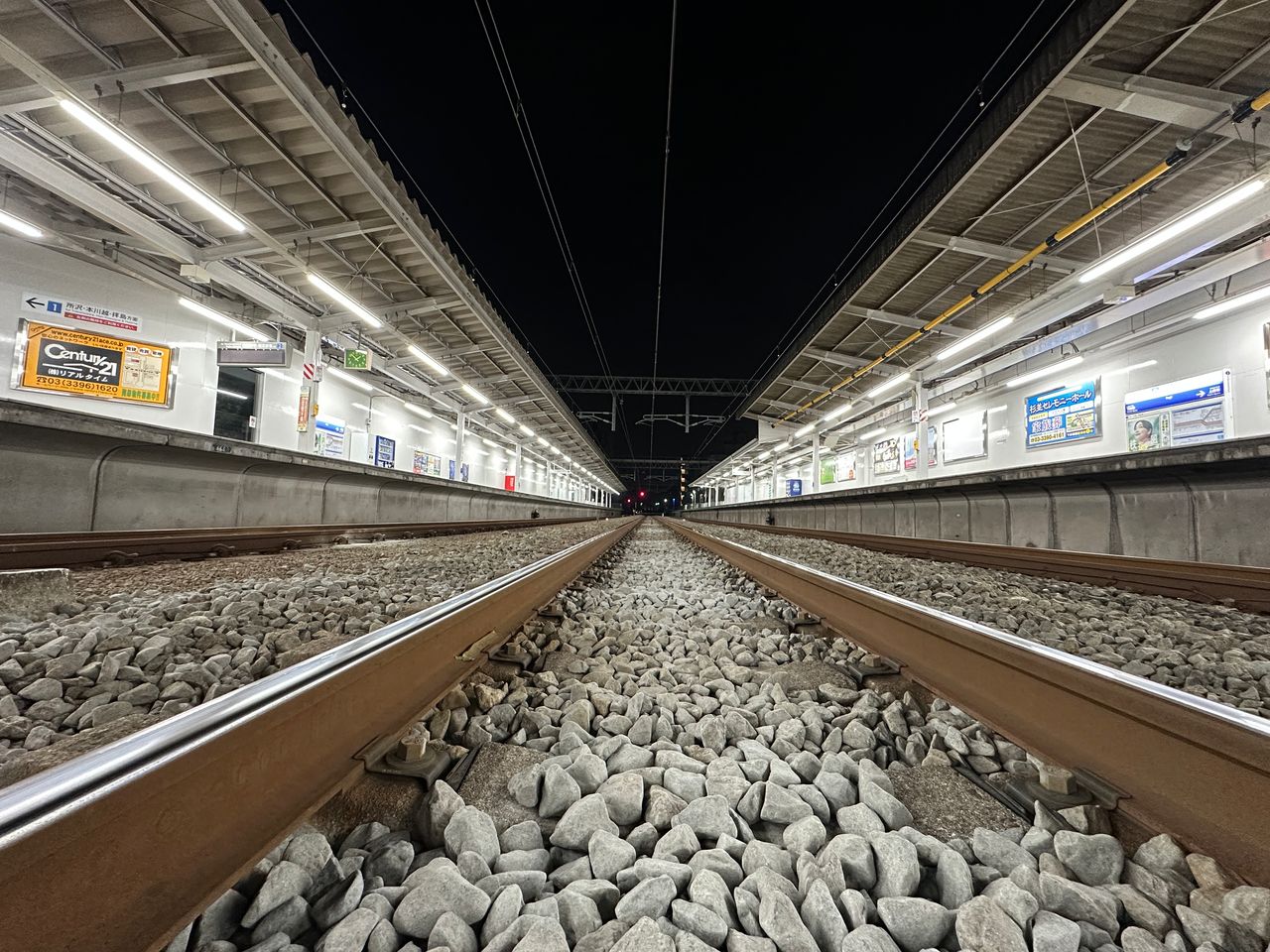 夜間の駅ホームの線路