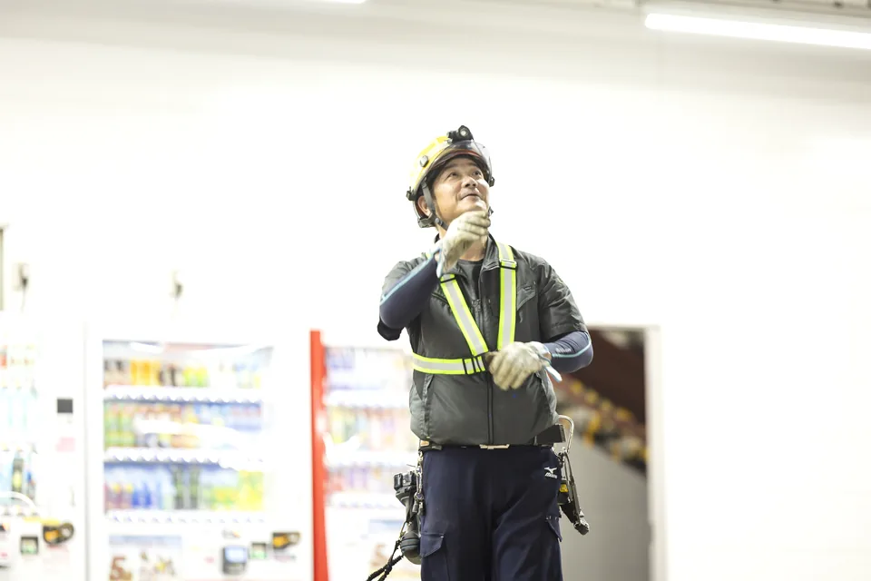 現場で連絡を取る職人