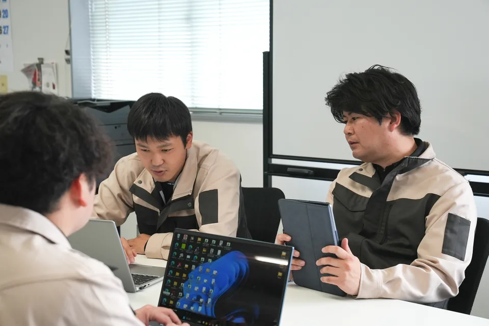 定期面談を行う3名の社員