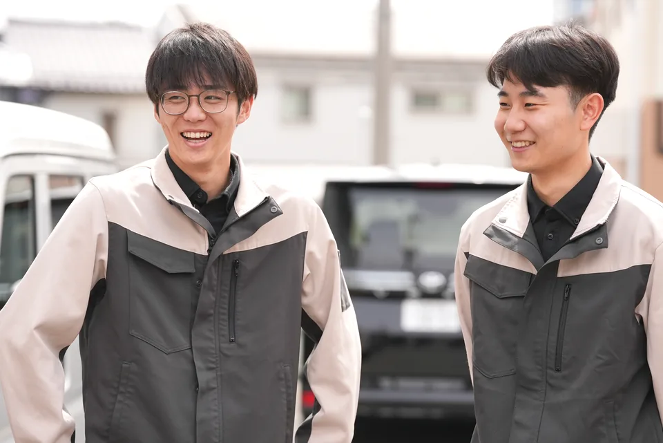 屋外で話す若手社員2名