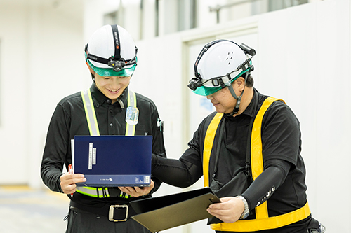 設備工事を行う技術者