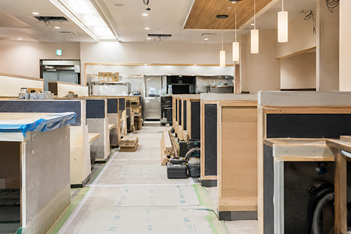 店舗工事を担当する技術者